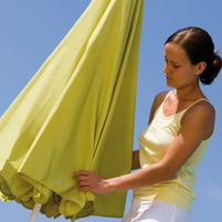 Slunečník neslouží pouze jako ochrana před sluncem, měl by mít i další důležité vlastnosti