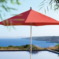 Slunečník neslouží pouze jako ochrana před sluncem, měl by mít i další důležité vlastnosti