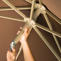 Slunečník neslouží pouze jako ochrana před sluncem, měl by mít i další důležité vlastnosti