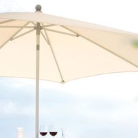 Slunečník neslouží pouze jako ochrana před sluncem, měl by mít i další důležité vlastnosti