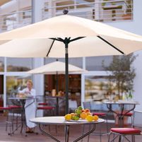 Slunečník neslouží pouze jako ochrana před sluncem, měl by mít i další důležité vlastnosti