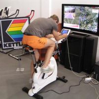 Zuřivý reportér v showroomu Kettler